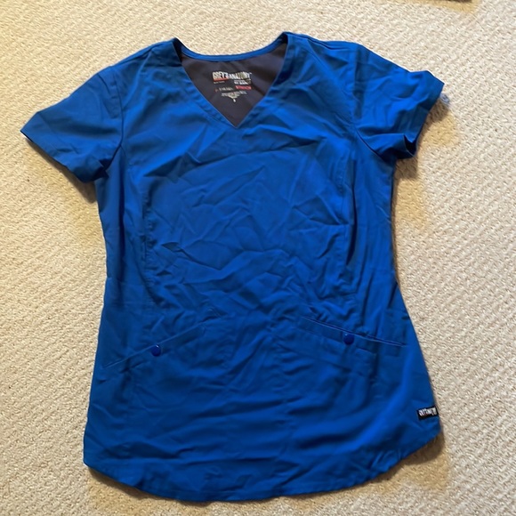 Bundle of 8 scrub tops - Picture 6 of 9